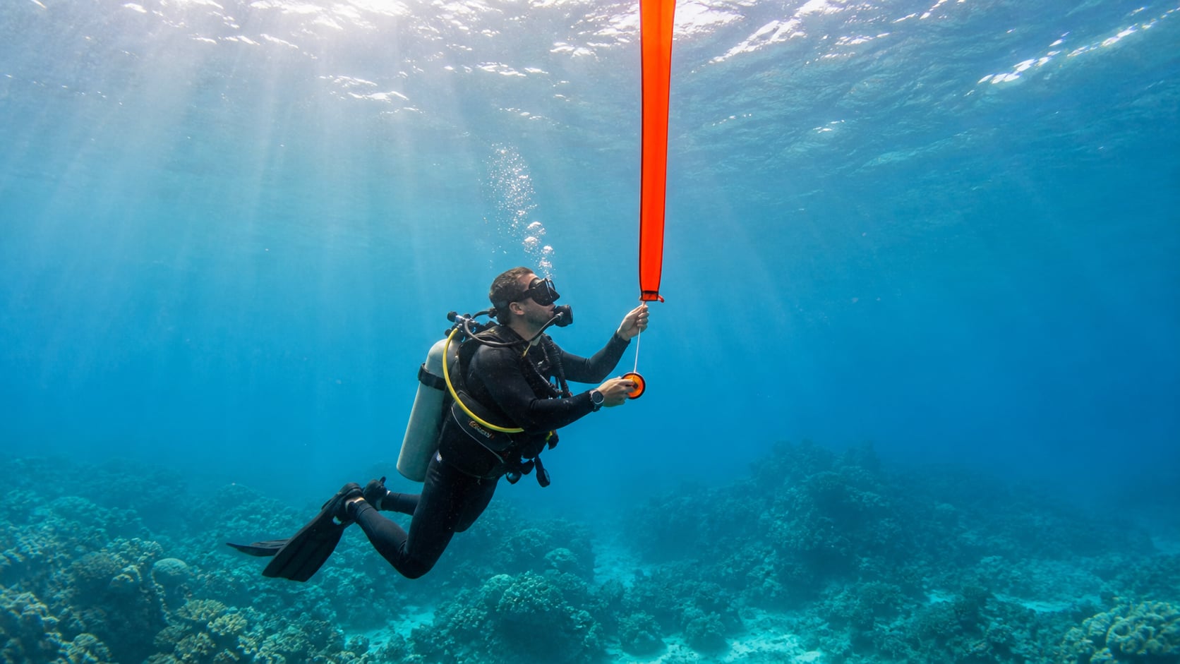SMB setzen: Die Boje als Lebensversicherung im Roten Meer